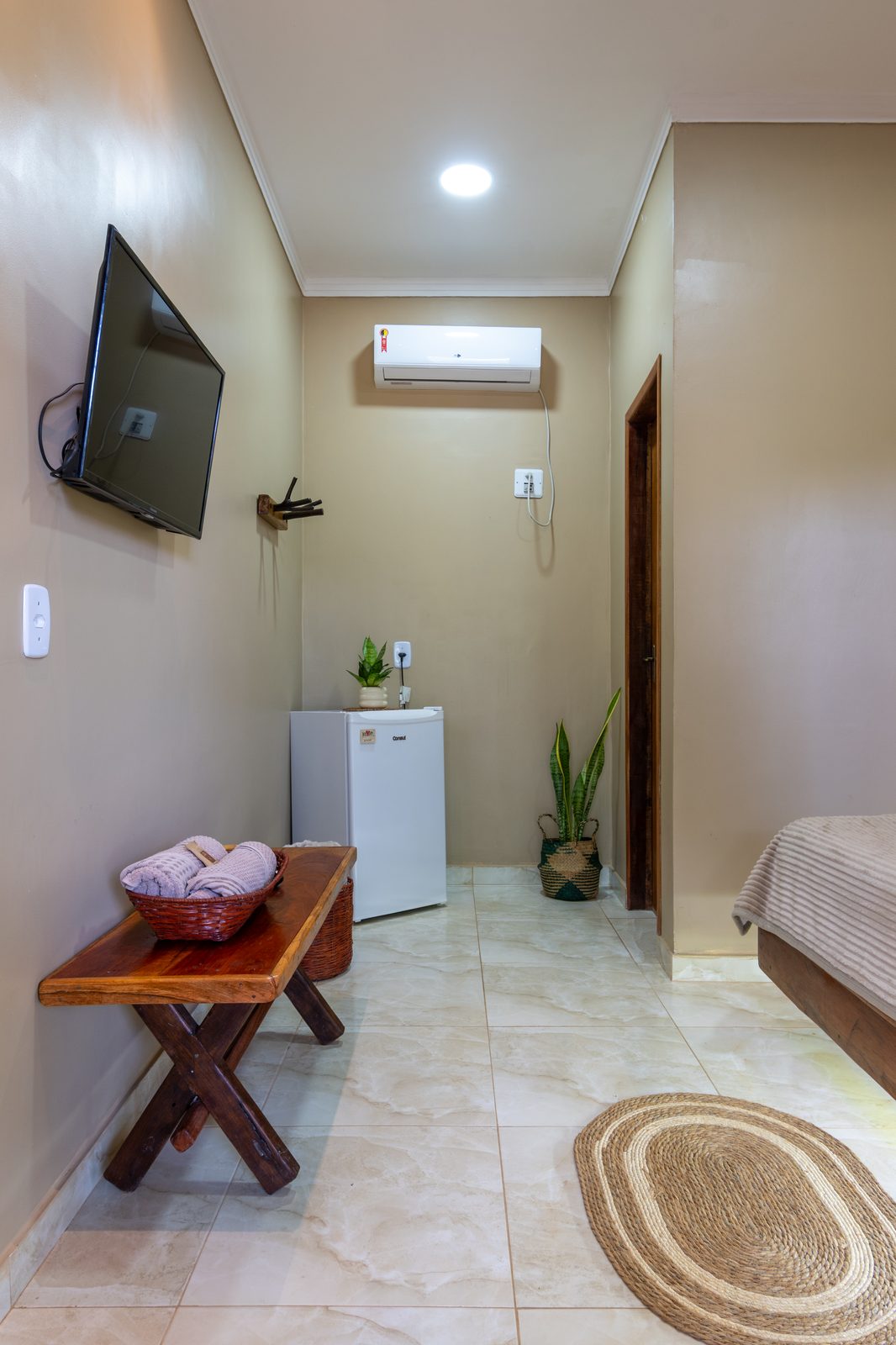 Quarto com TV e frigobar — Chalé Caiapó
