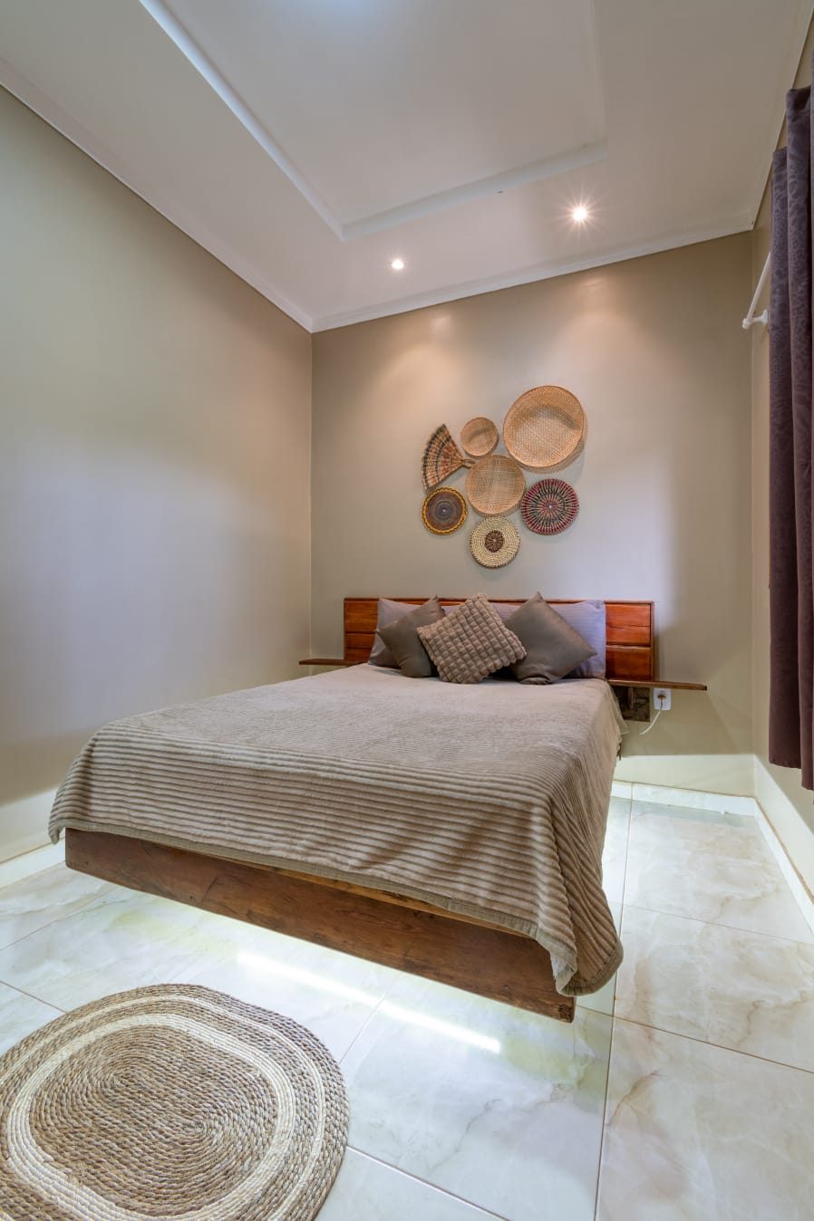 Cama de casal com cestarias — Chalé Caiapó