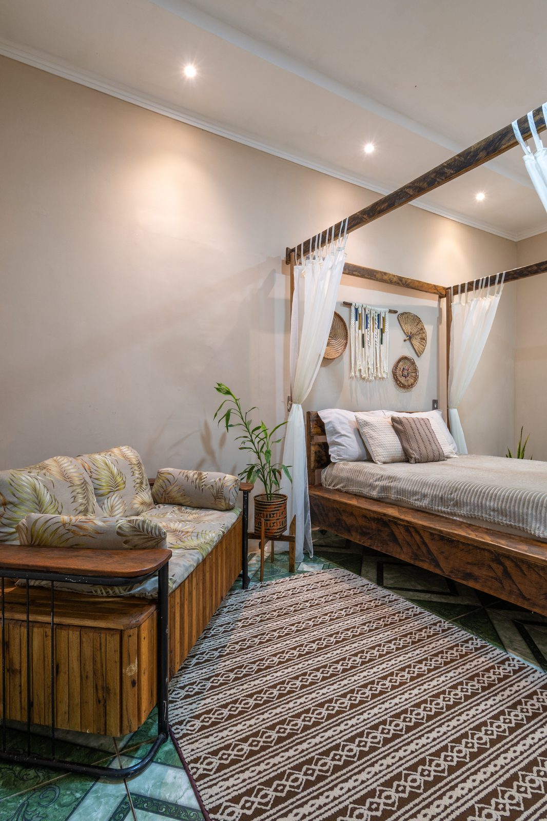 Cama com dossel e sofá — Suíte Guarani