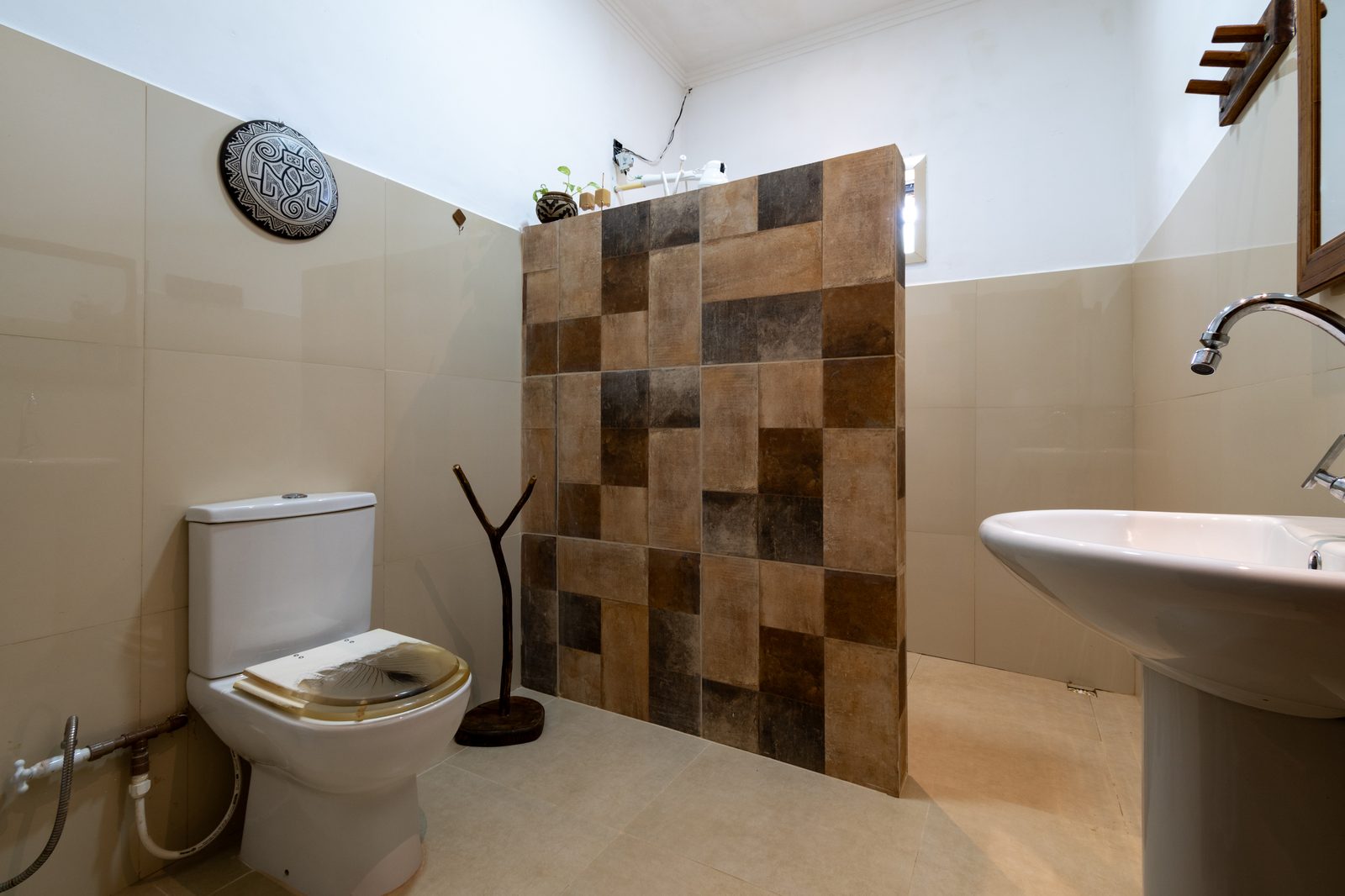 Banheiro com painel de porcelanato — Suíte Guarani