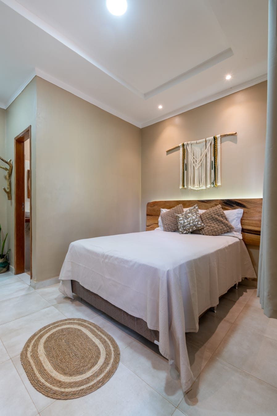 Cama de casal com macramê — Chalé Kamaiurá