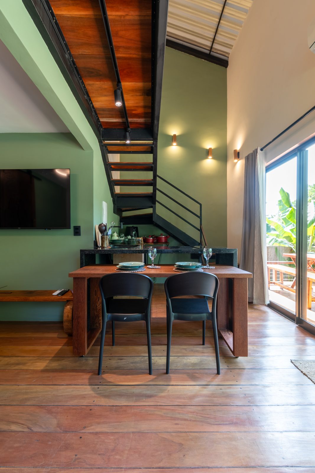Interior de dois pavimentos com escada