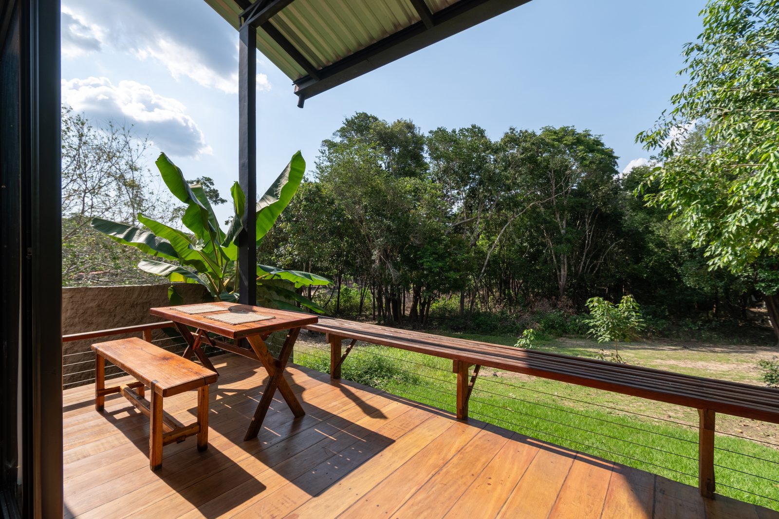Deck de madeira com vista para a mata